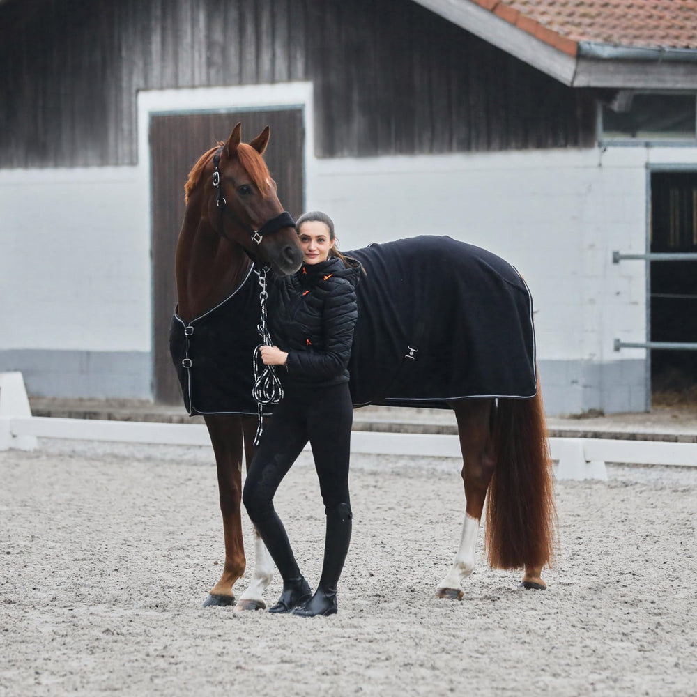 Tail cord and front buckles shown during travel with HORZE Kiel.