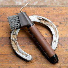 HORZE Maddox dark brown leather handle close-up highlights sturdy construction.