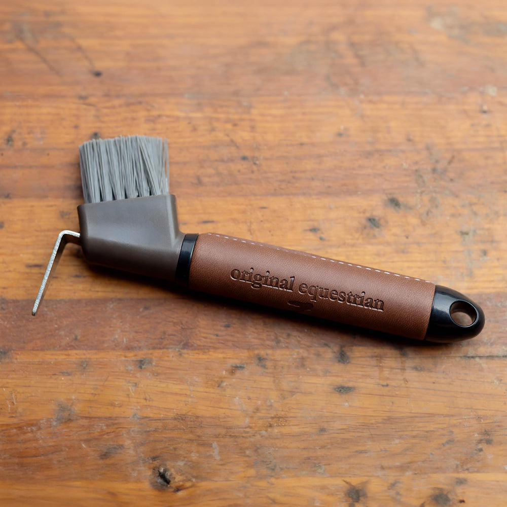 HORZE Maddox hoof pick shows stiff brush for effective hoof cleaning.