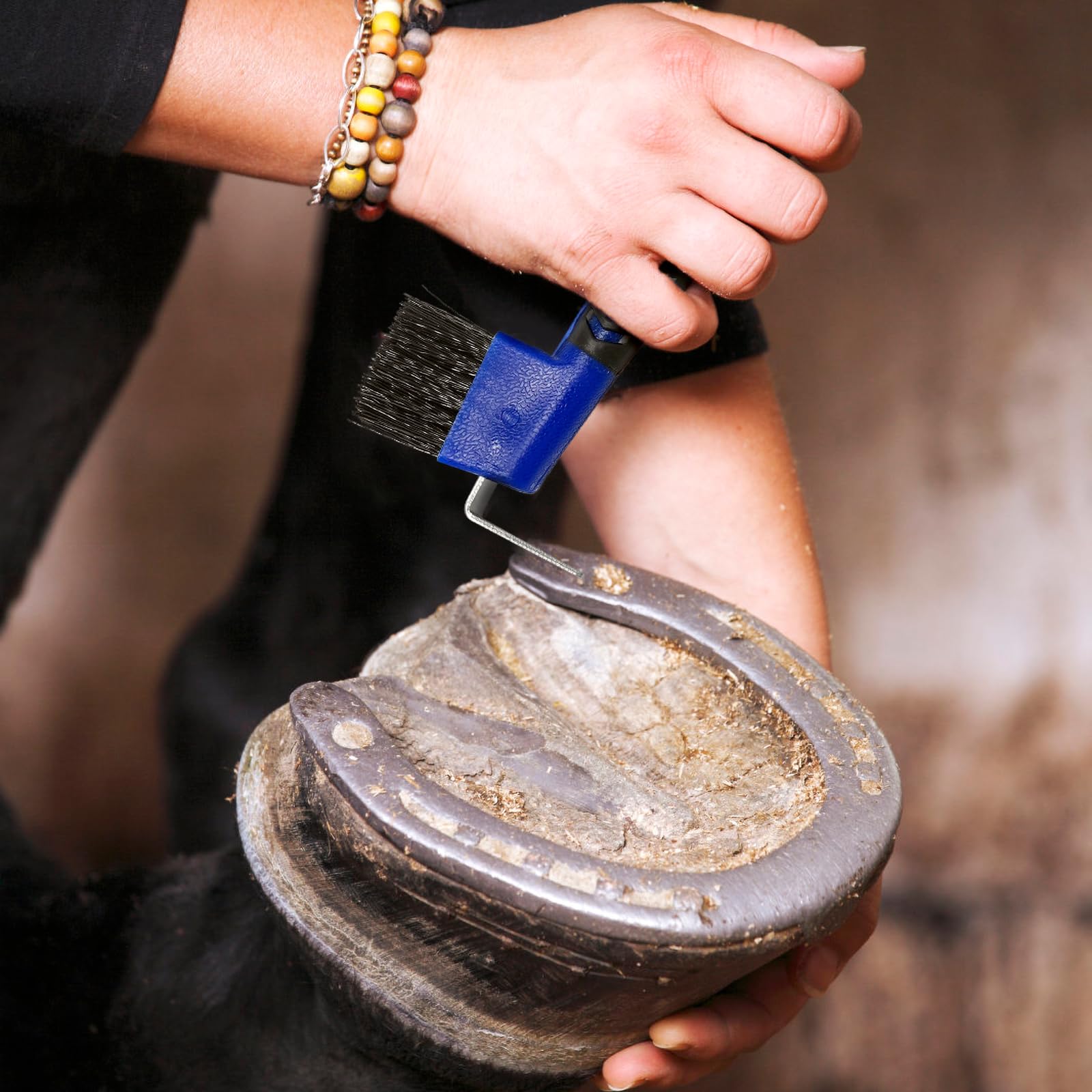 Huimpet storage bag keeps tools organized for on-the-go hoof maintenance