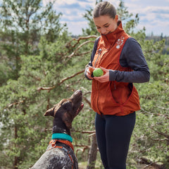 Hurtta ECO Training Vest back pocket extended to the side seam for easy toy access