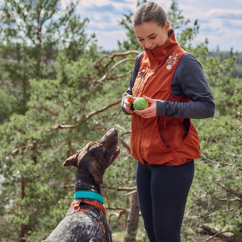 Hurtta ECO Training Vest side pockets provide secure storage during walks.