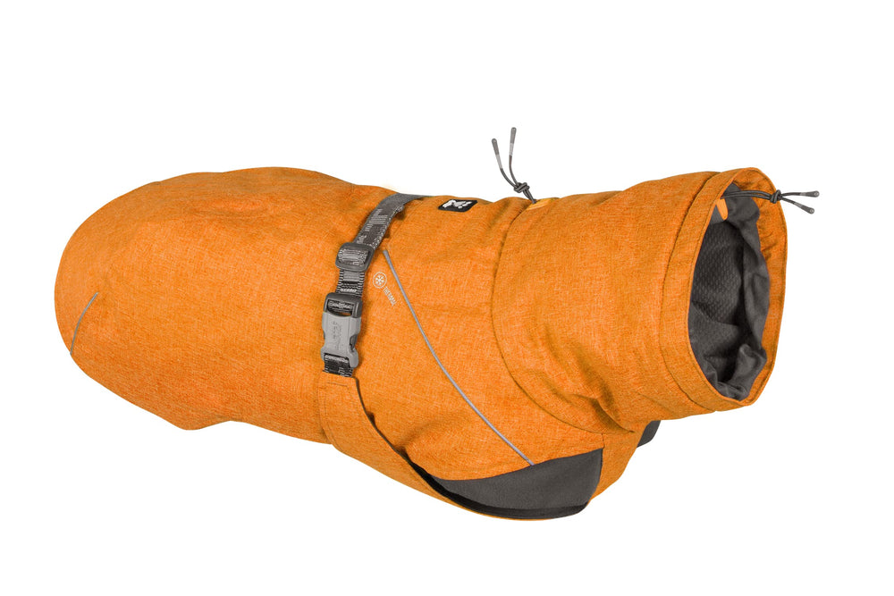 Hurtta Expedition Parka Buckthorn front view provides warm protection during winter dog walks.