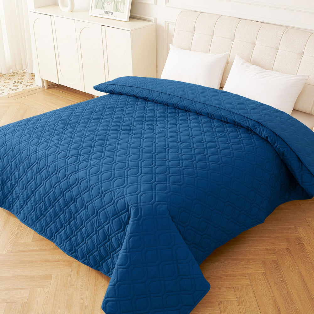 Hyha machine-washable dog blanket ensures simple cleaning after muddy paws.