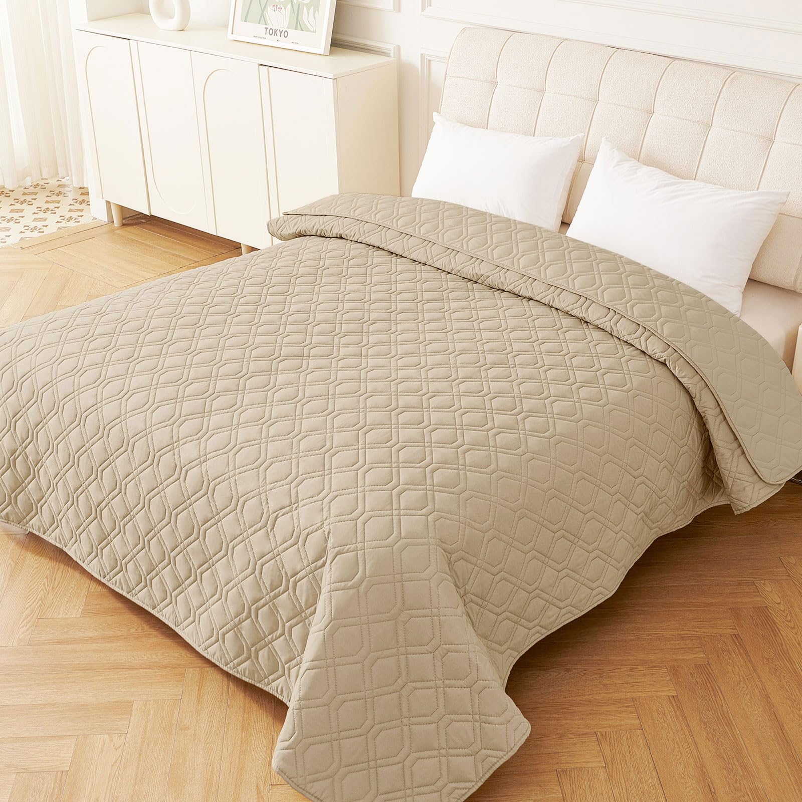 Hyha blanket blocks dirt and pet accidents for cleaner furniture