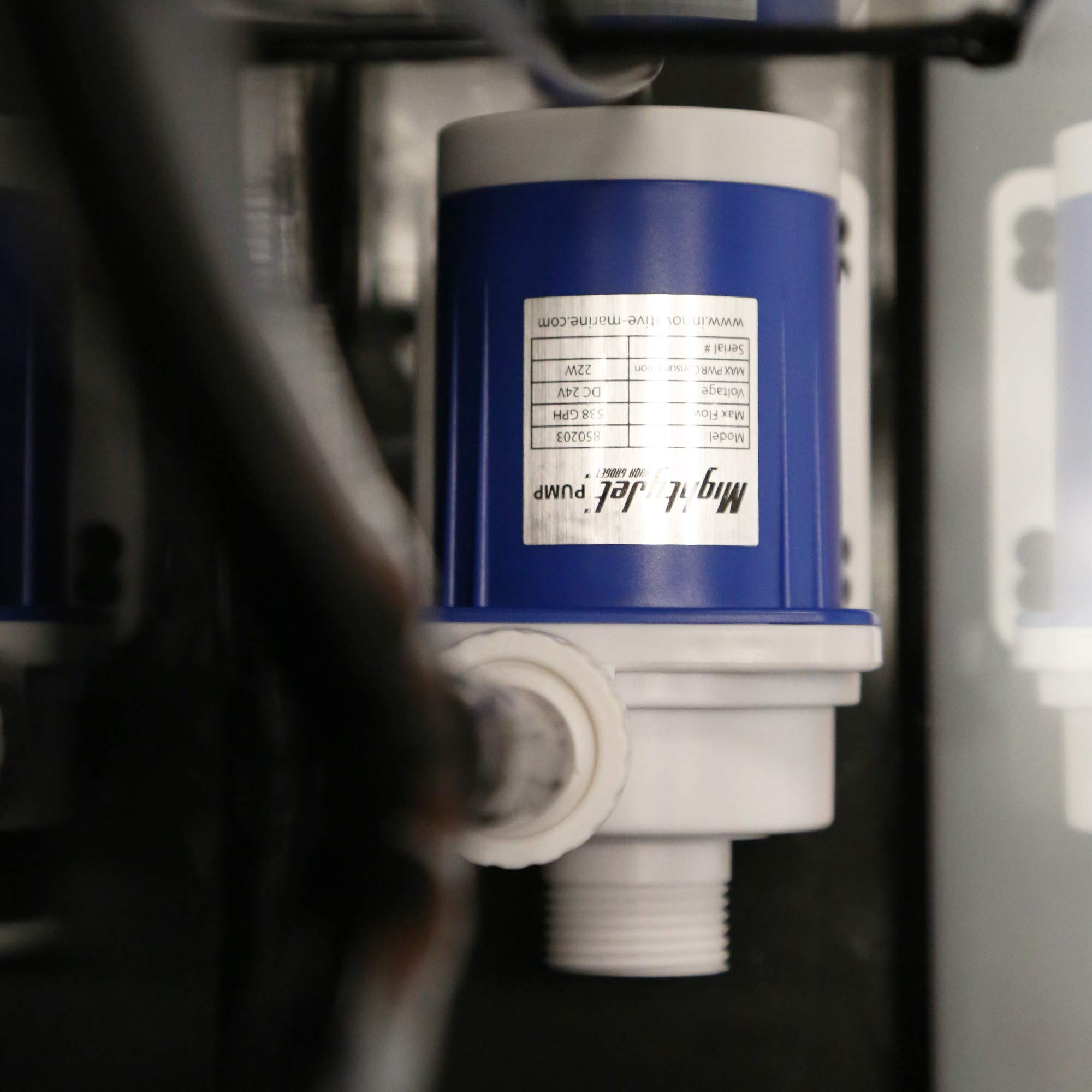 Innovative Marine MightyJet DC Return Pump side view highlighting slim profile for tight sump spaces