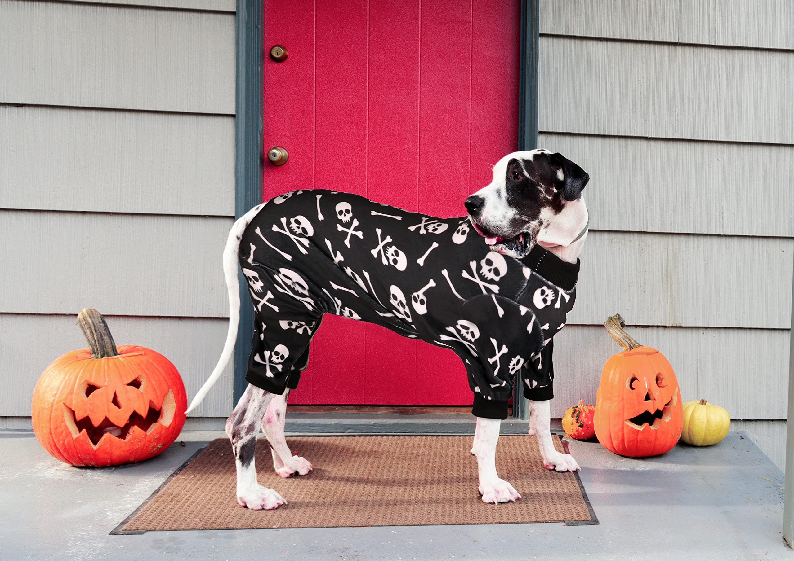Jamktepat stretch fabric demonstrates four-way give for a snug fit.