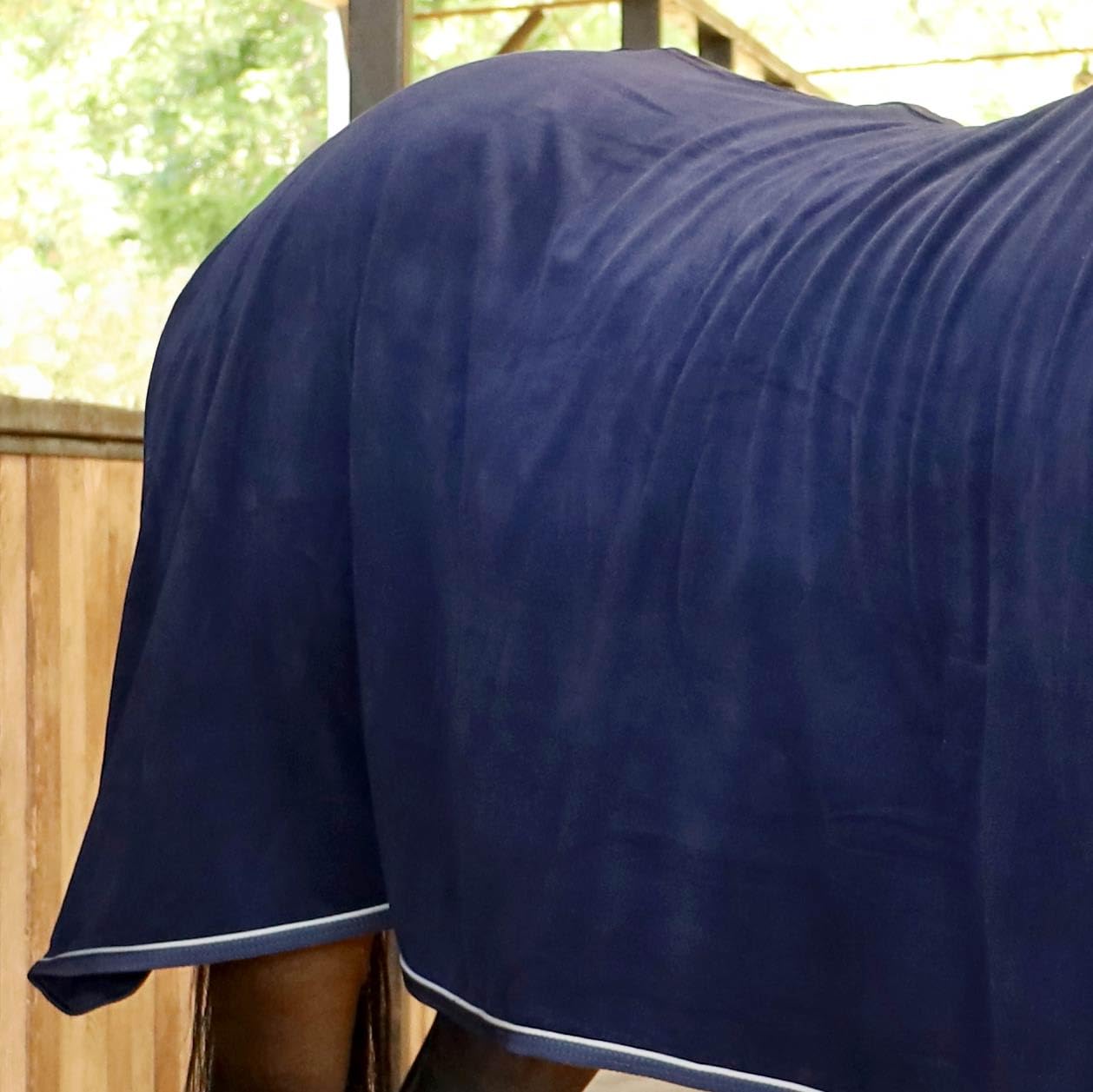 Jeffers Equine Elite fleece cooler blanket moisture-wicking keeps breathability and comfort after workouts.
