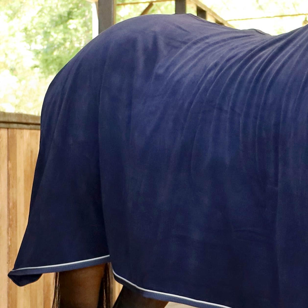 Jeffers Equine Elite fleece cooler blanket moisture-wicking keeps breathability and comfort after workouts.
