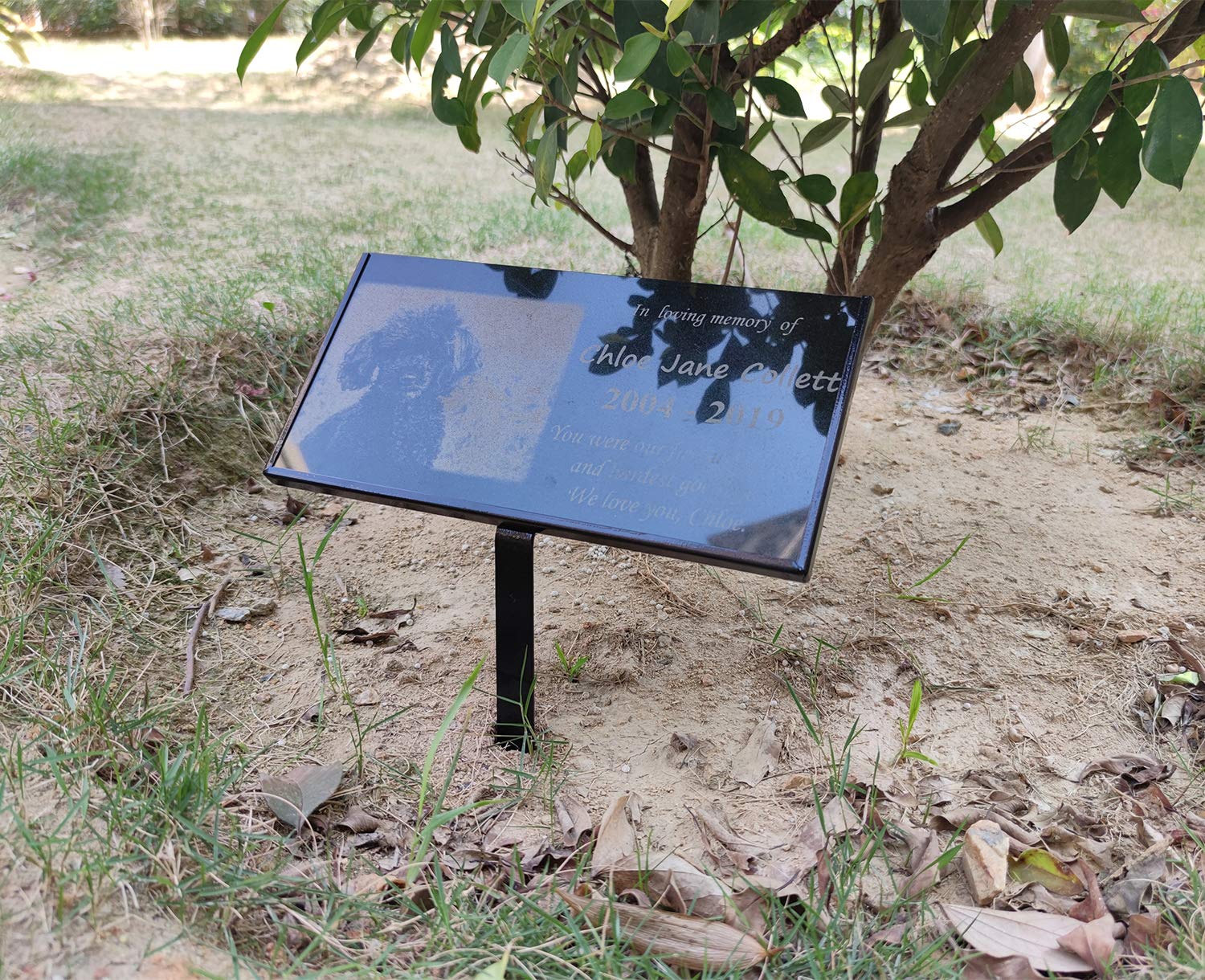 JFHEDY memorial-stones-display-varnish-finish closeup highlights rust-resistant varnish coating