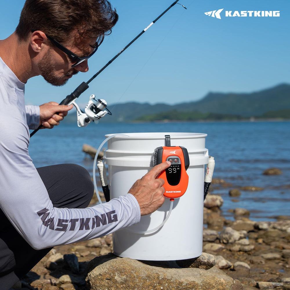 KastKing Li3 Pro bait-bucket setup shows large aeration stone promoting even oxygen distribution.