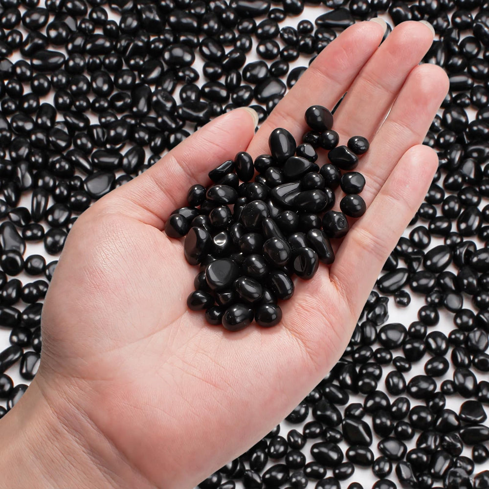 Keedolla glass beads for aquarium, black stones create a natural-looking gravel bed.