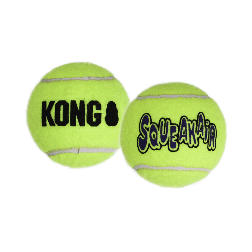 KONG Squeakair Ball: enfoque en juego de lanzamiento para estimulación y actividad física.