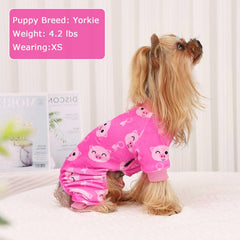 Kosiyi pijama para perro con cobertura total de las patas aporta calor.
