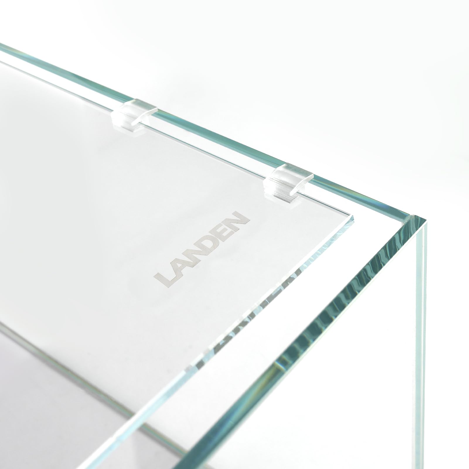 LANDEN lid reduces dust and debris entry for cleaner water