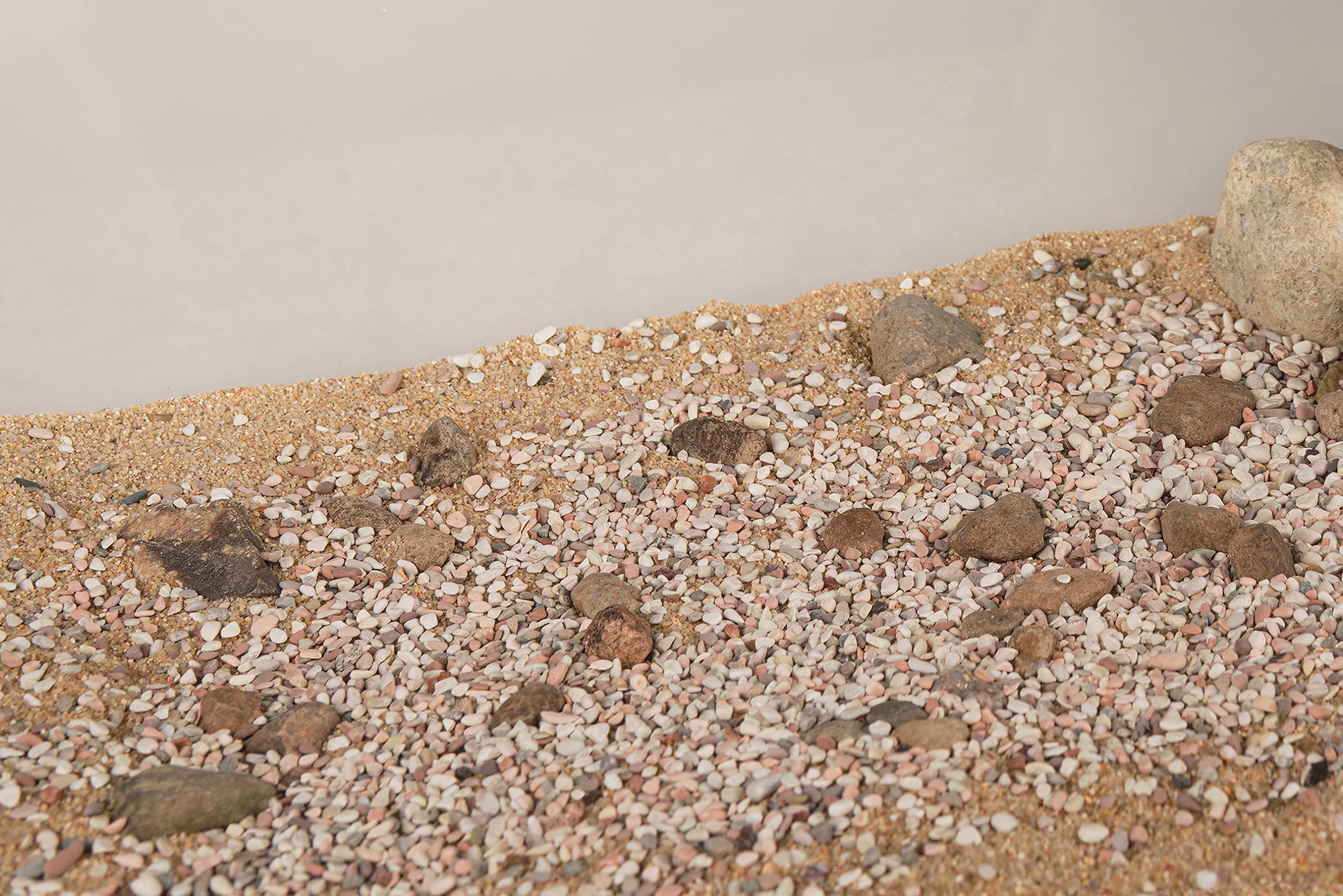 The LANDEN Betanu Aquascape Sand water-permeability promotes flow and reduces residue buildup.