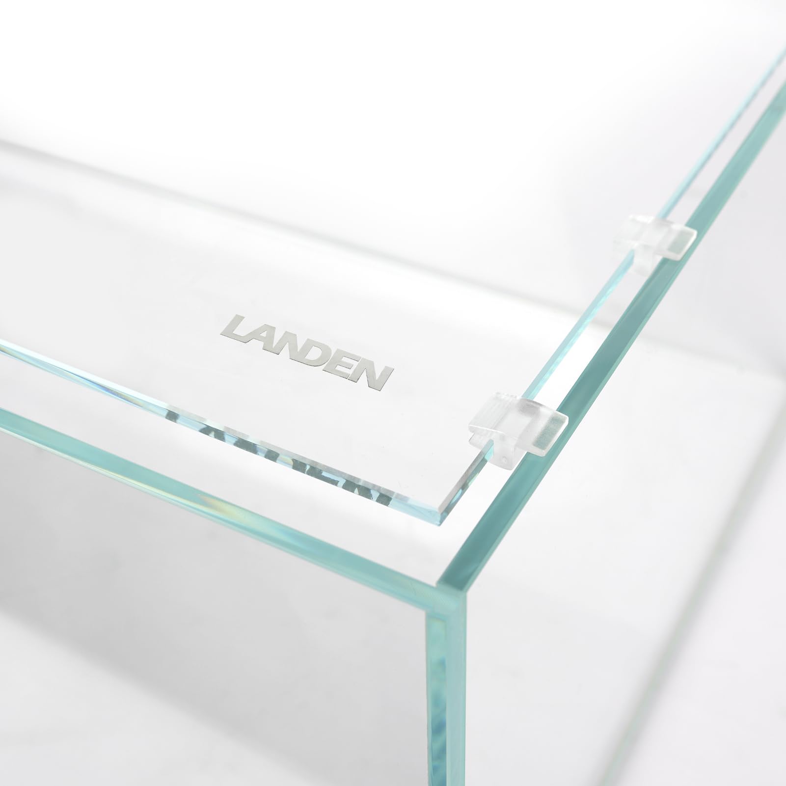 LANDEN packaging protects the glass during shipping with honeycomb carton