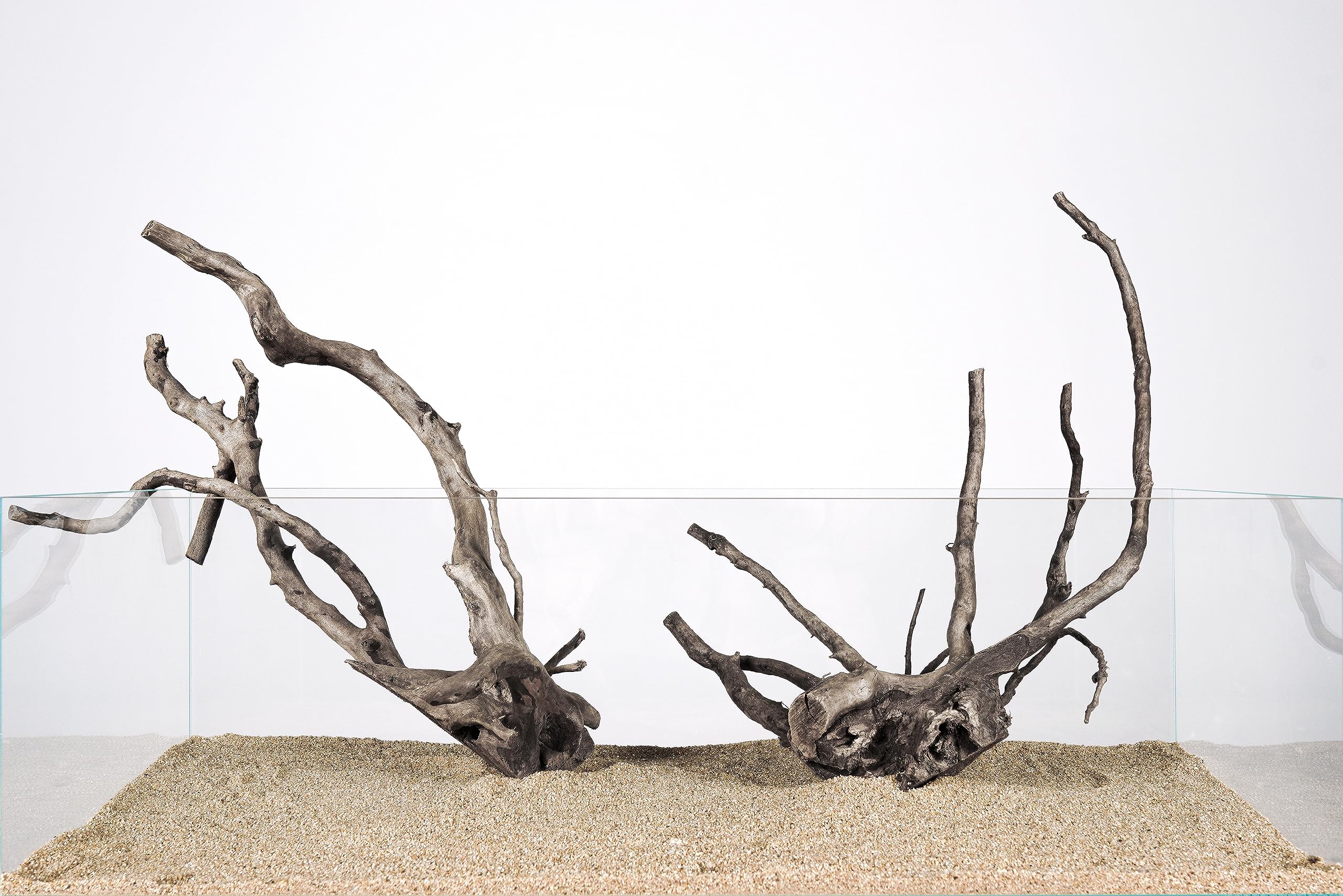 LANDEN Spider Wood decor enhances tank aesthetics with natural hiding spots.