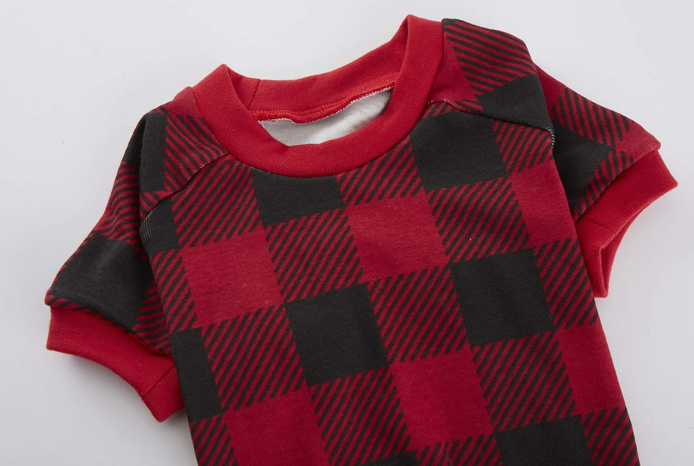 Pijama Lanyarco con patrón de cuadros búfalo rojos y negros.