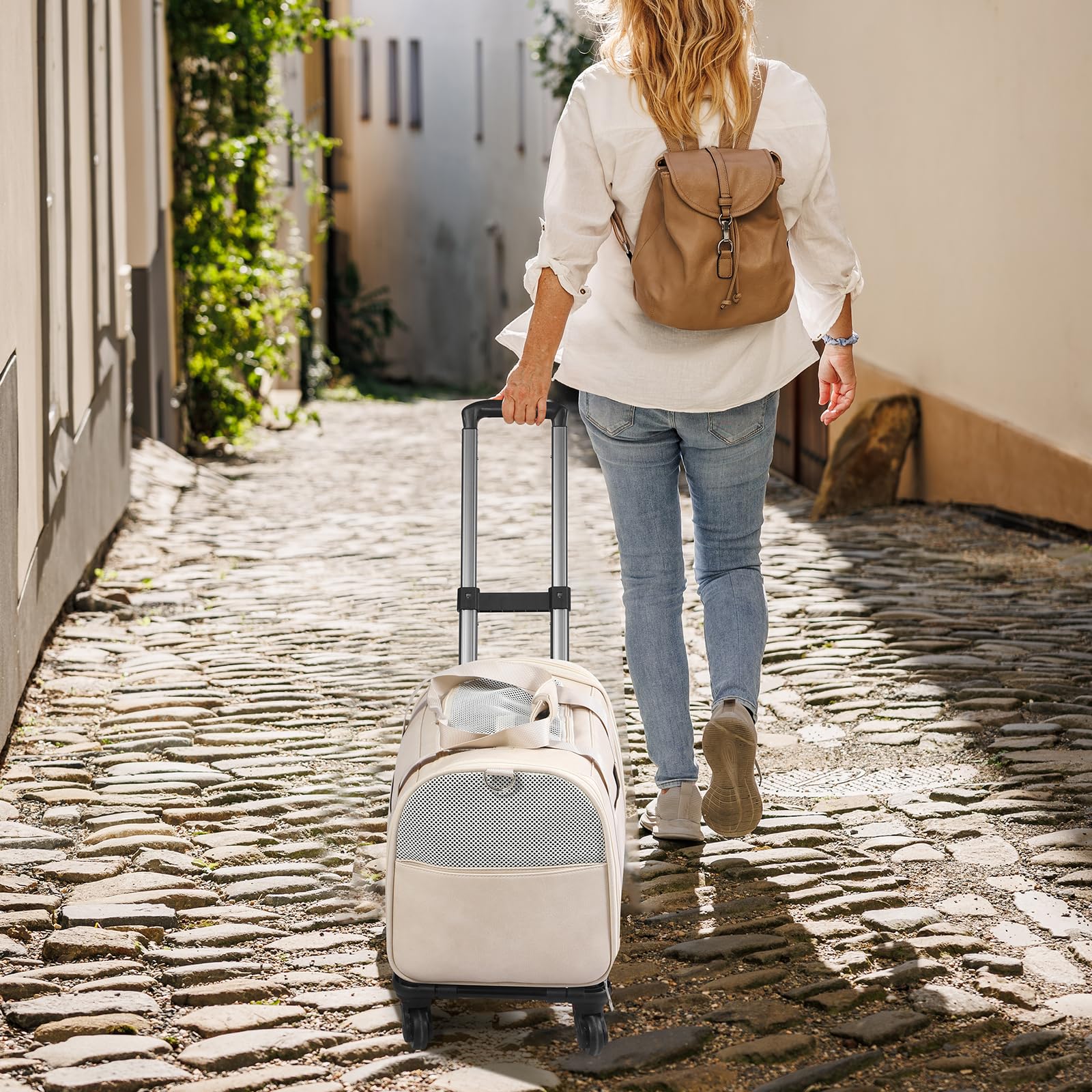 Lasaviin white carrier dimensions support pets up to 15 pounds.