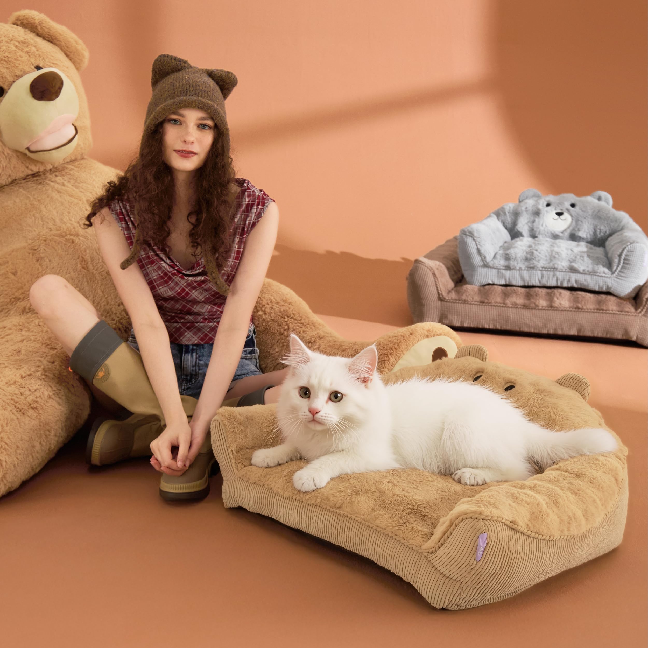 LE SURE cat bed durable faux fur material offers long-lasting warmth.