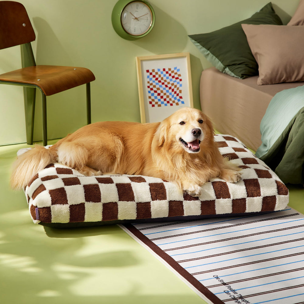 LE SURE extralarge dog bed waterproof inner liner helps protect against spills.
