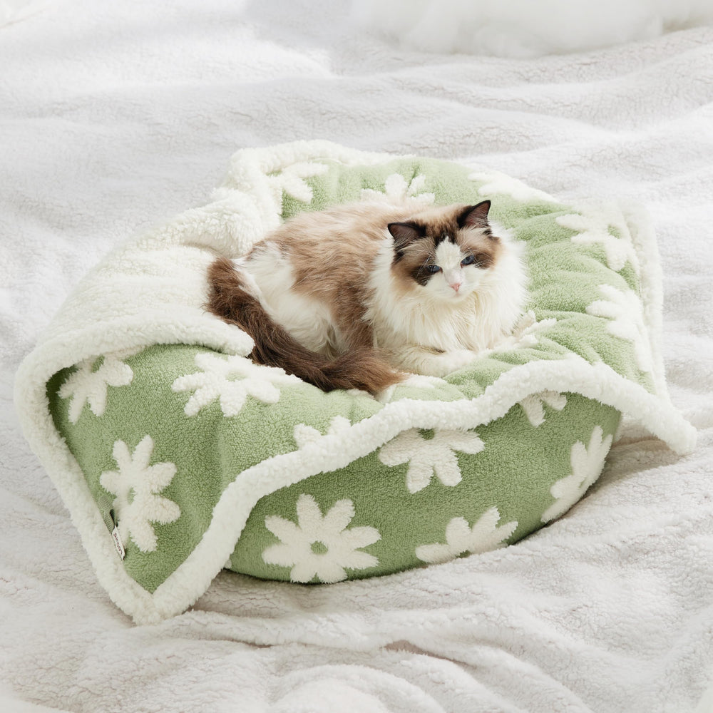 LE SURE indoor-outdoor puppy blanket suits lounging at home or on the go.