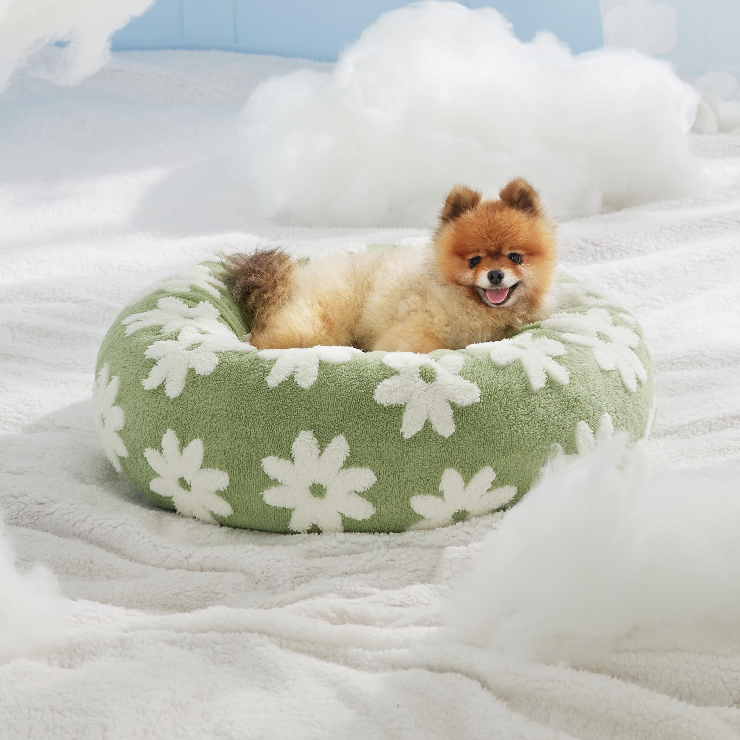 LE SURE 23-inch bed fits small to medium pets in cozy spaces.