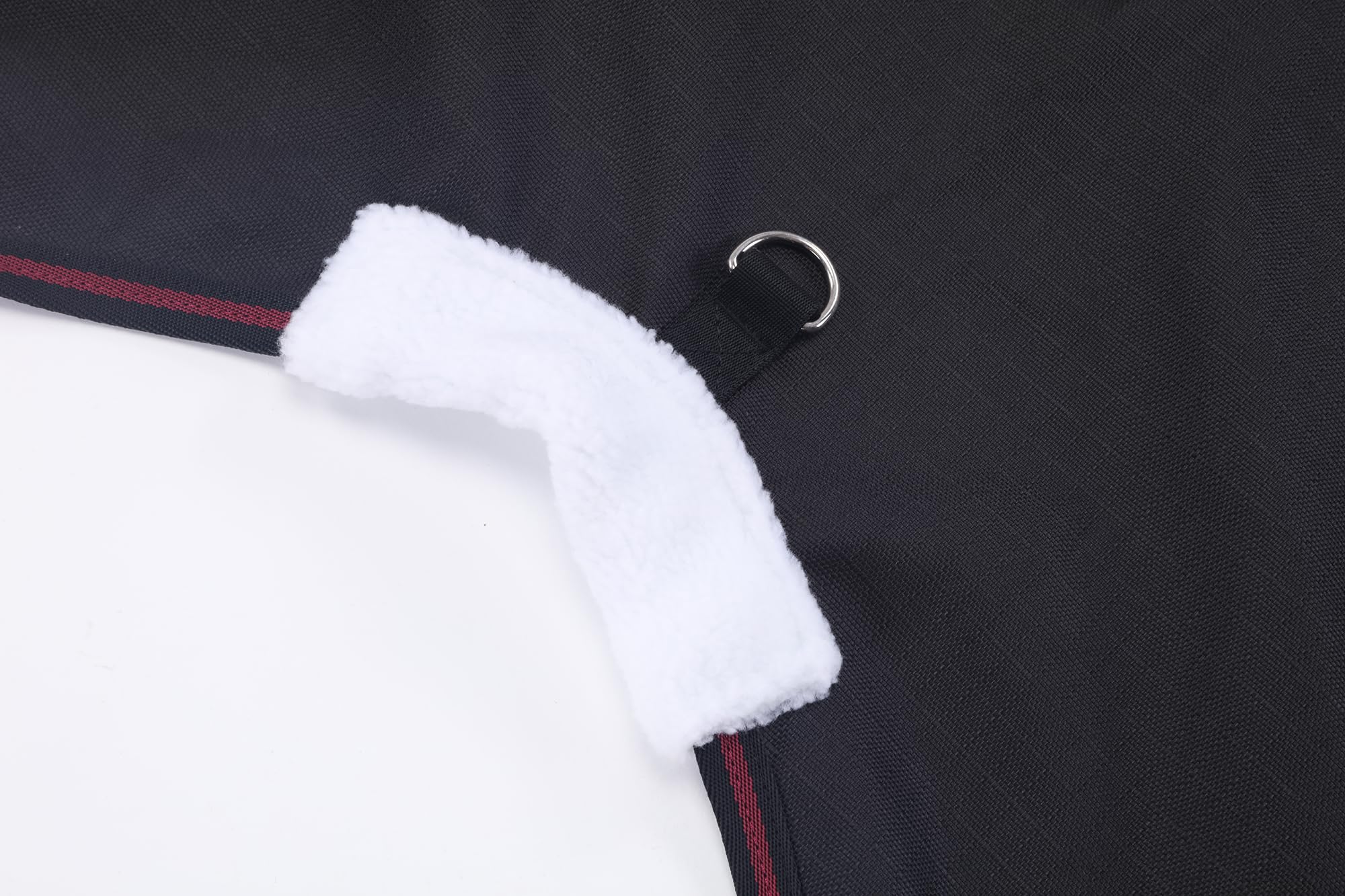 LEAFOREST turnout blanket standard neck design keeps shoulders covered during winter rides.