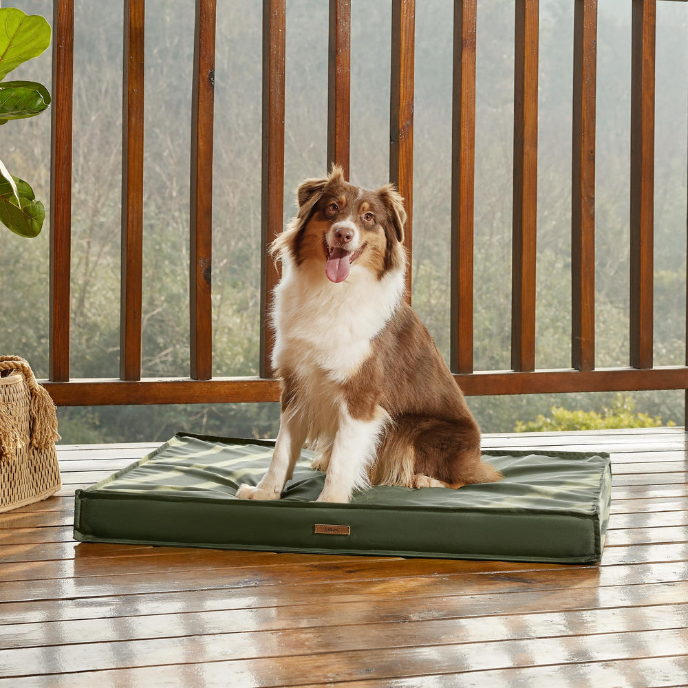LE SURE Outdoor Waterproof Dog Bed removable cover is machine-washable for quick cleaning.
