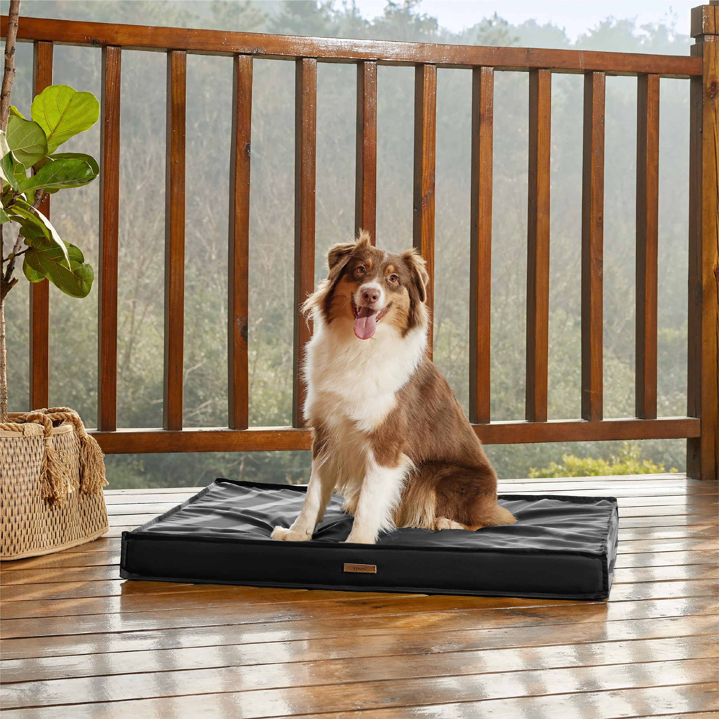 LE SURE water-repellent lining; guards foam during seasonal rain or splashes.