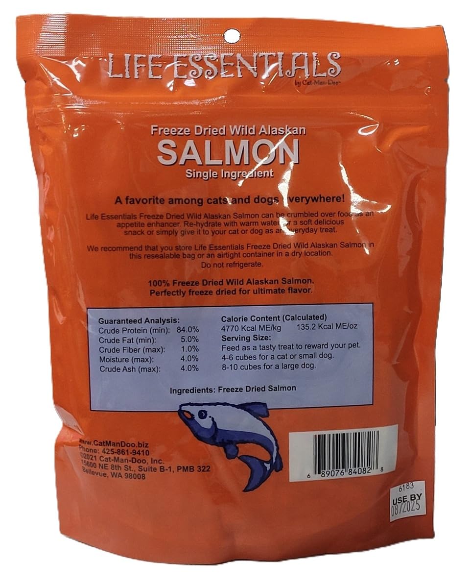 LIFE ESSENTIALS BY CAT-MAN-DOO salmon treats in crunchy cubes ideal for training sessions.