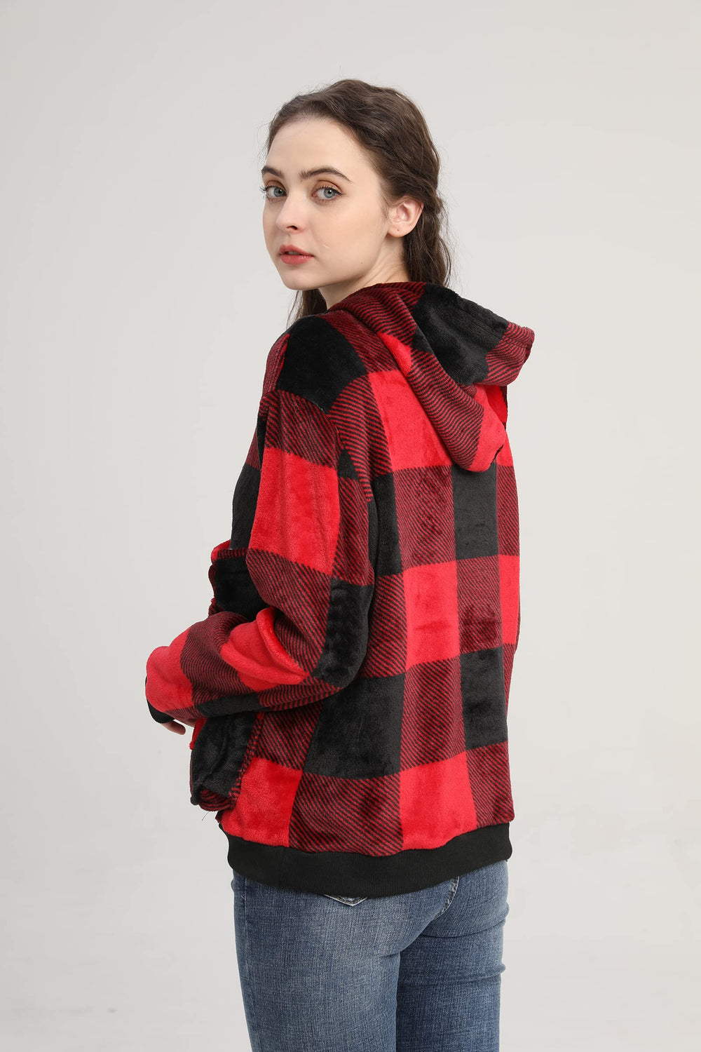 LINYUCHEN cat pouch hoodie hands-free design promotes bonding during activities.