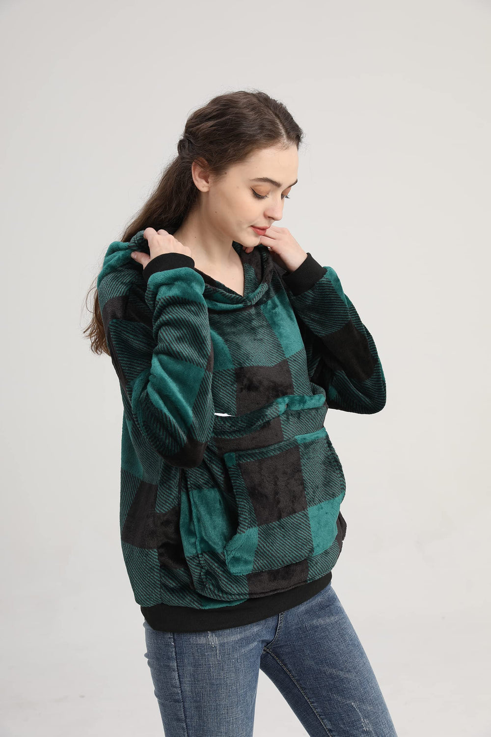 LINYUCHEN Cat Pouch Hoodie model walking with pet in pouch, hands free