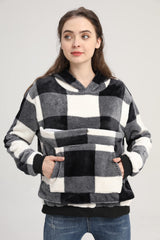 LINYUCHEN Cat Pouch Hoodie outside pockets provide space for treats and keys during outings