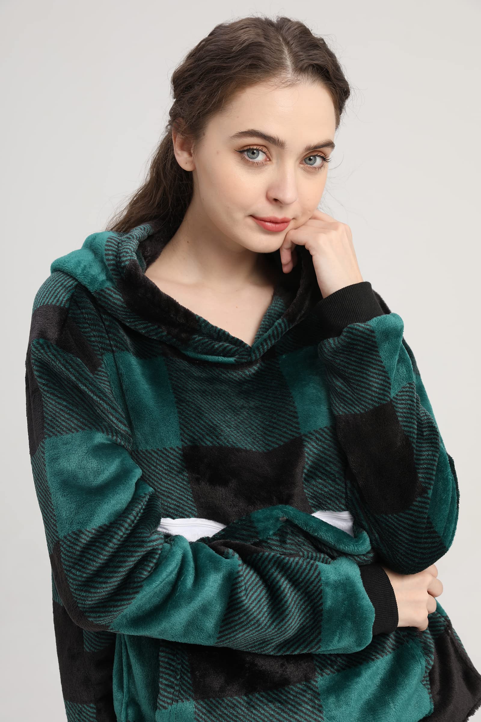 LINYUCHEN lounging-pouch-hoodie-scene showcases cozy home wear and close pet contact