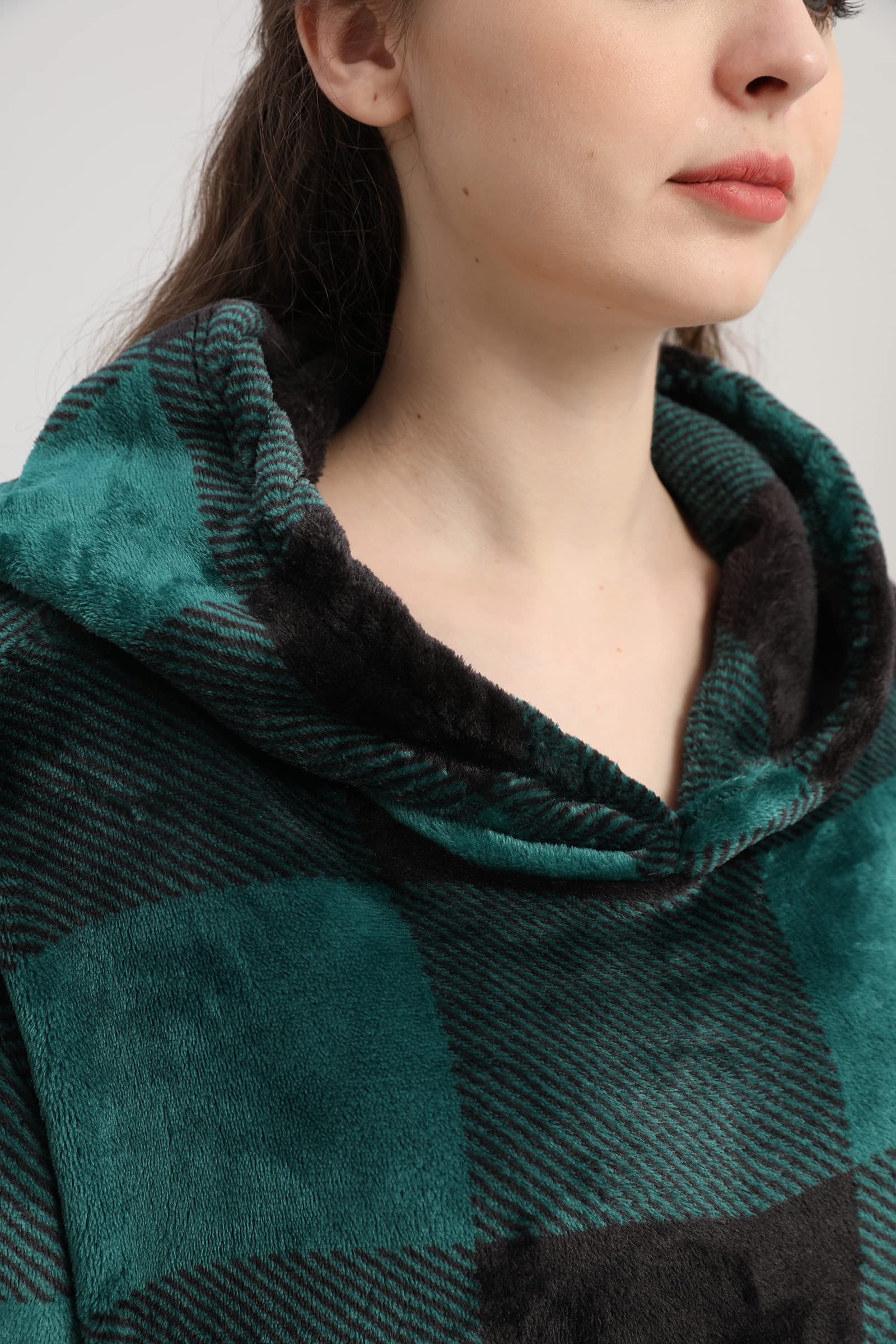 LINYUCHEN outdoor-pocket-hoodie demonstrates easy access to treats during strolls