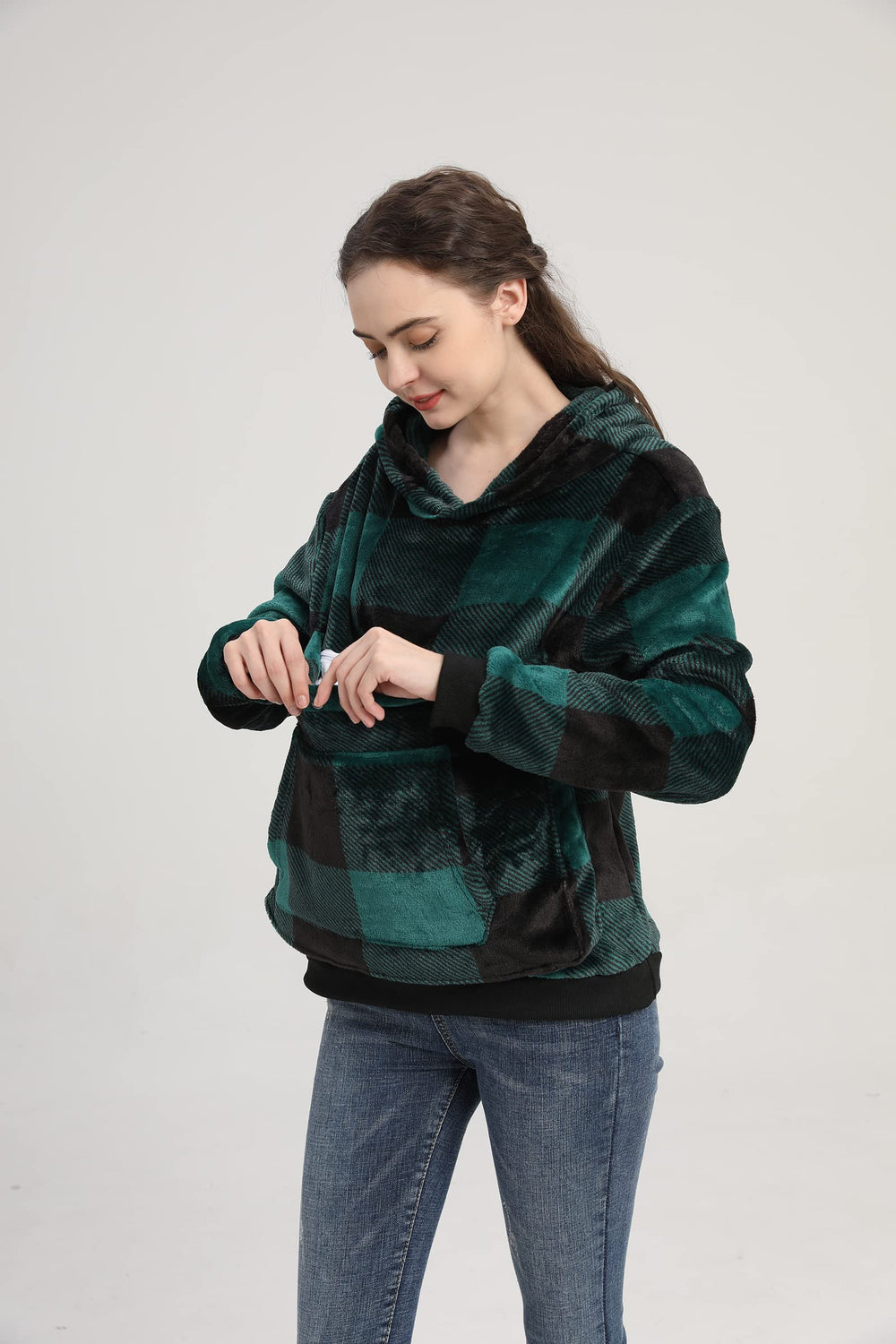 LINYUCHEN pet-pocket-closeup-hoodie illustrates cozy interior for small pets