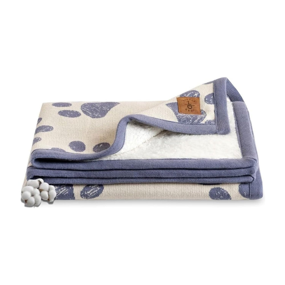 Little Dedi small pet blanket with paw-design in organic cotton for soft, cozy cuddles.