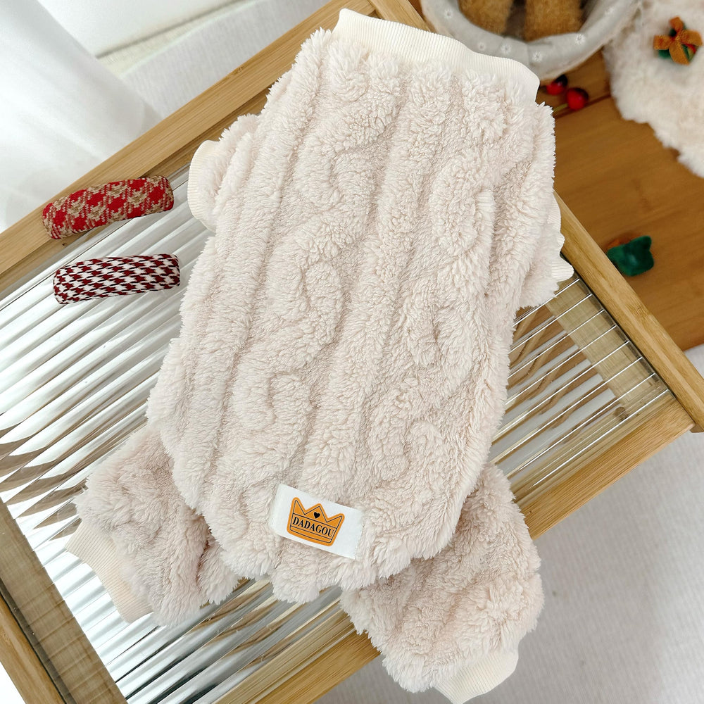 Loyanyy pijama para perro, detalle de patas cubiertas, cómodo para dormir.