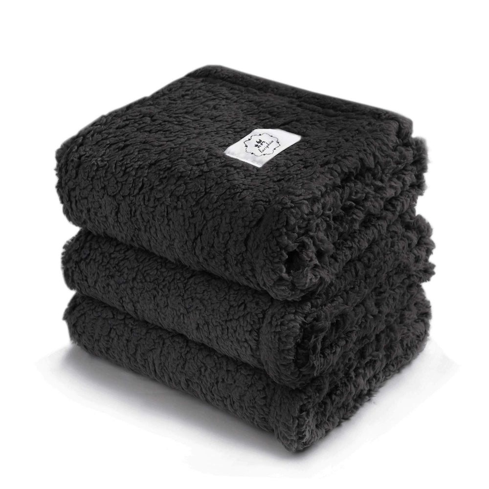 Luciphia calming blankets pack layout highlights three sizes for versatile pet comfort.