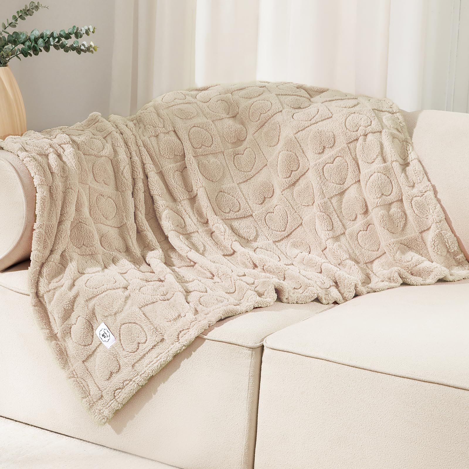 Luciphia premium-fleece-300gsm blanket delivers durable softness for lounging.