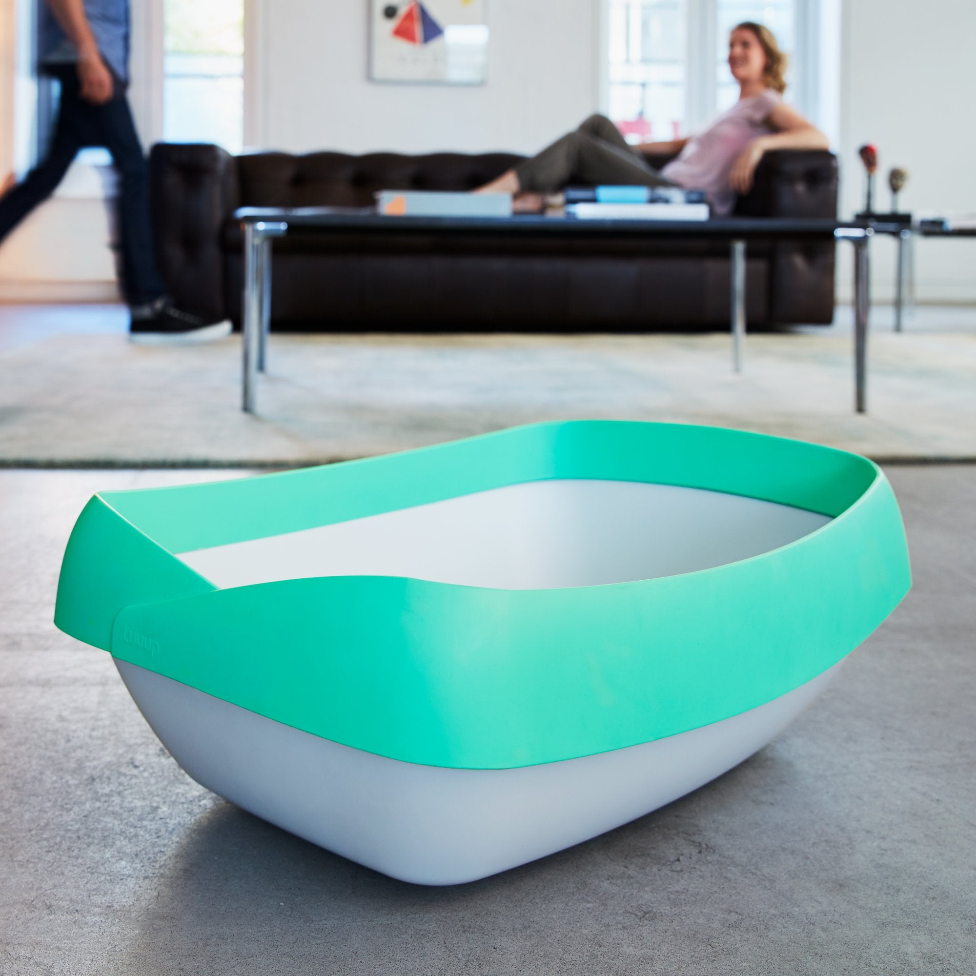 Luuup litter box high-sided design helps contain litter during entry and exit.