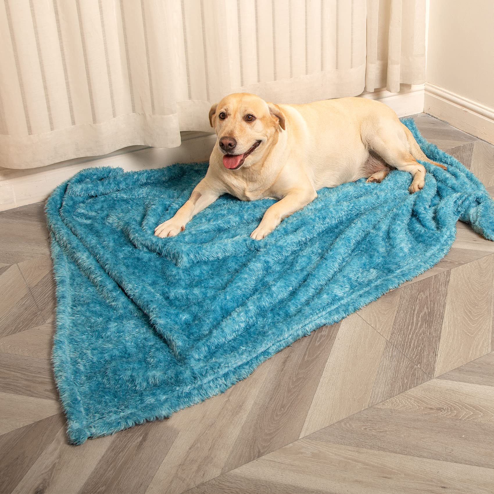 MACEVIA Fluffy Fleece blanket sea blue on bed for naps.