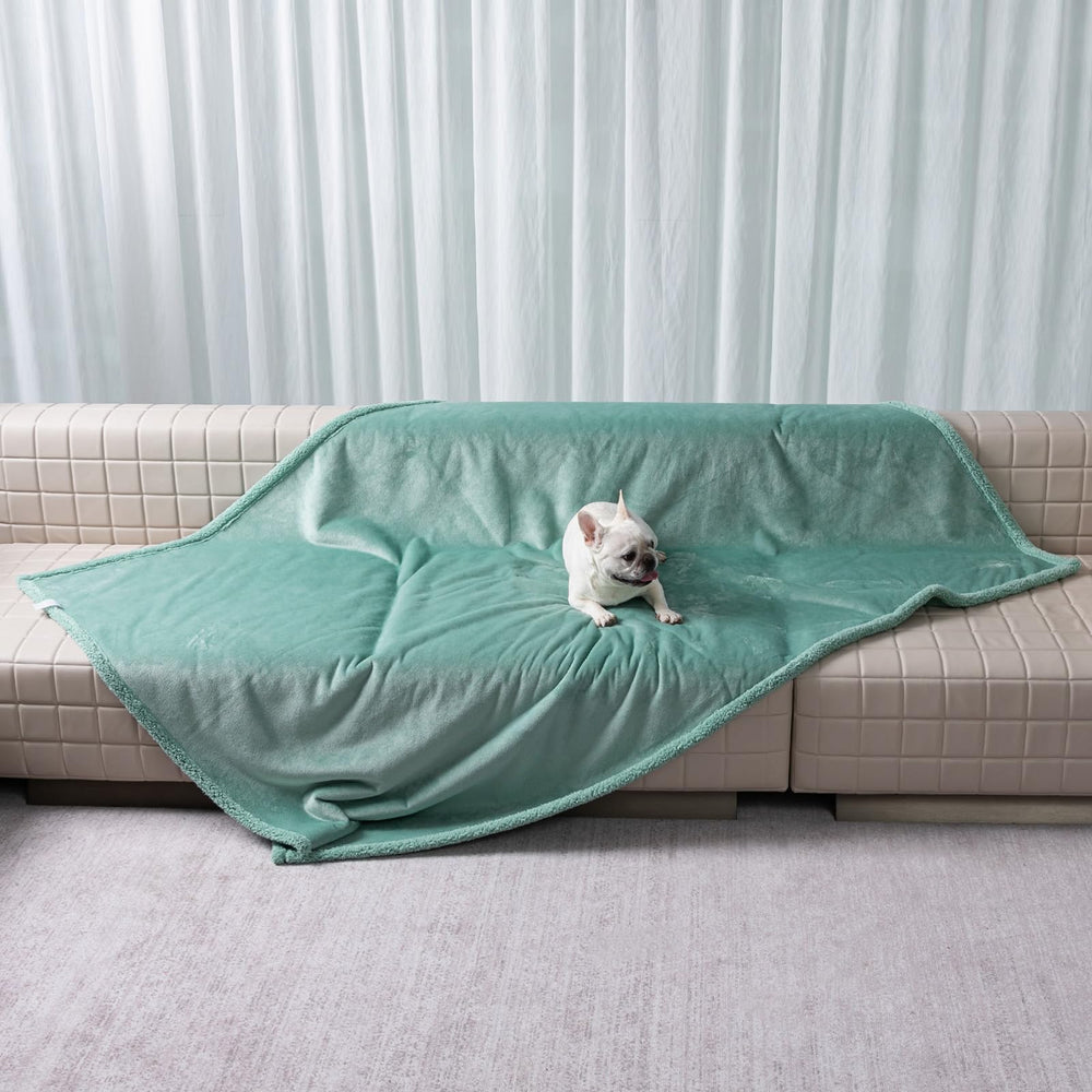 Maidewow reversible sherpa-flannel blanket texture showing dual-sided warmth for pets.