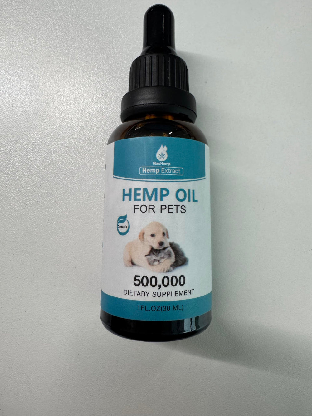 MaxHemp calming oil packaging highlighting organic, pet-friendly formula for daily use.