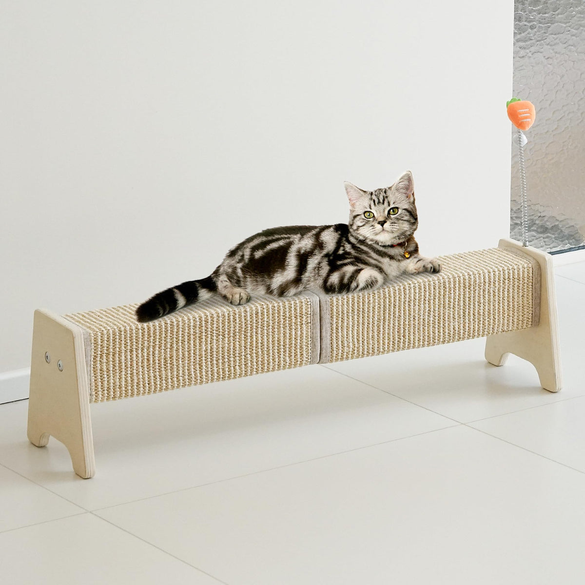 Meeyoview 30-inch horizontal scratching post offers a stable surface for scratching and stretching.