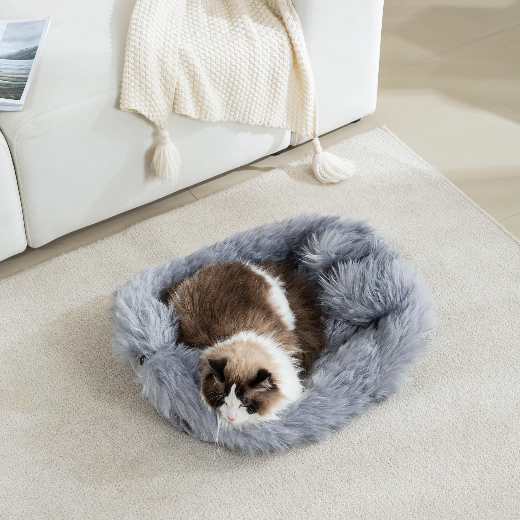 MeiSan self-warming bed mat cat napping on plush surface.