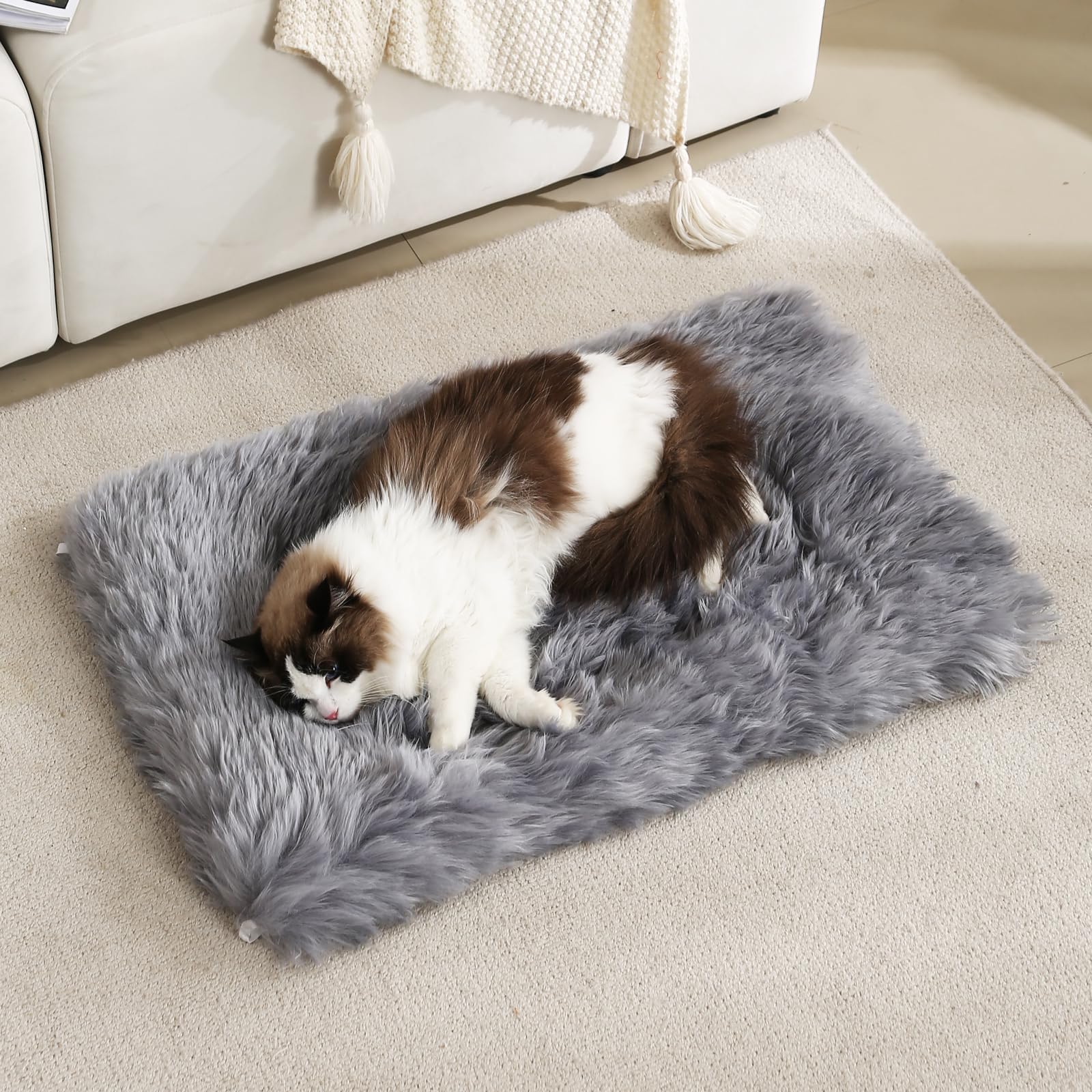 MeiSan self-warming bed mat front view, inviting warmth for pets.