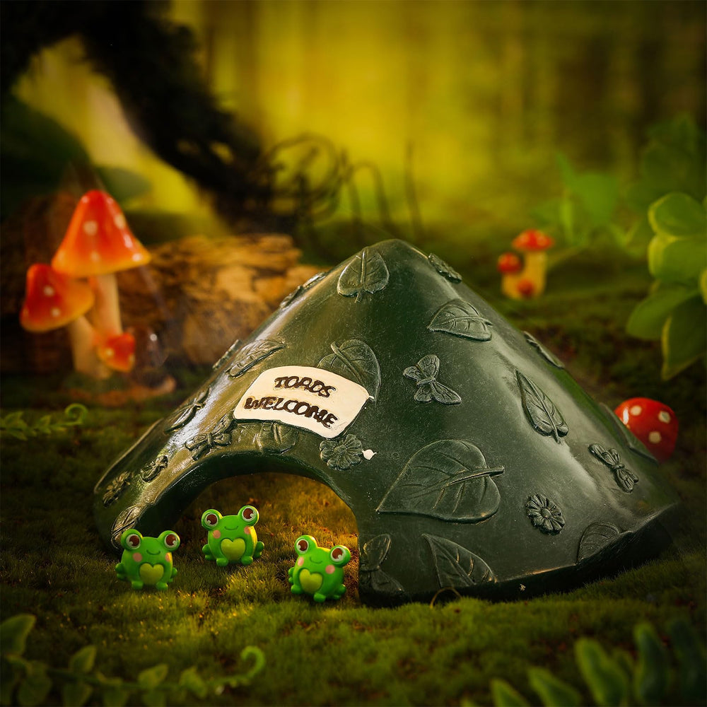 Memorywuu Toad House with nearby frogs, ideal wildlife retreat